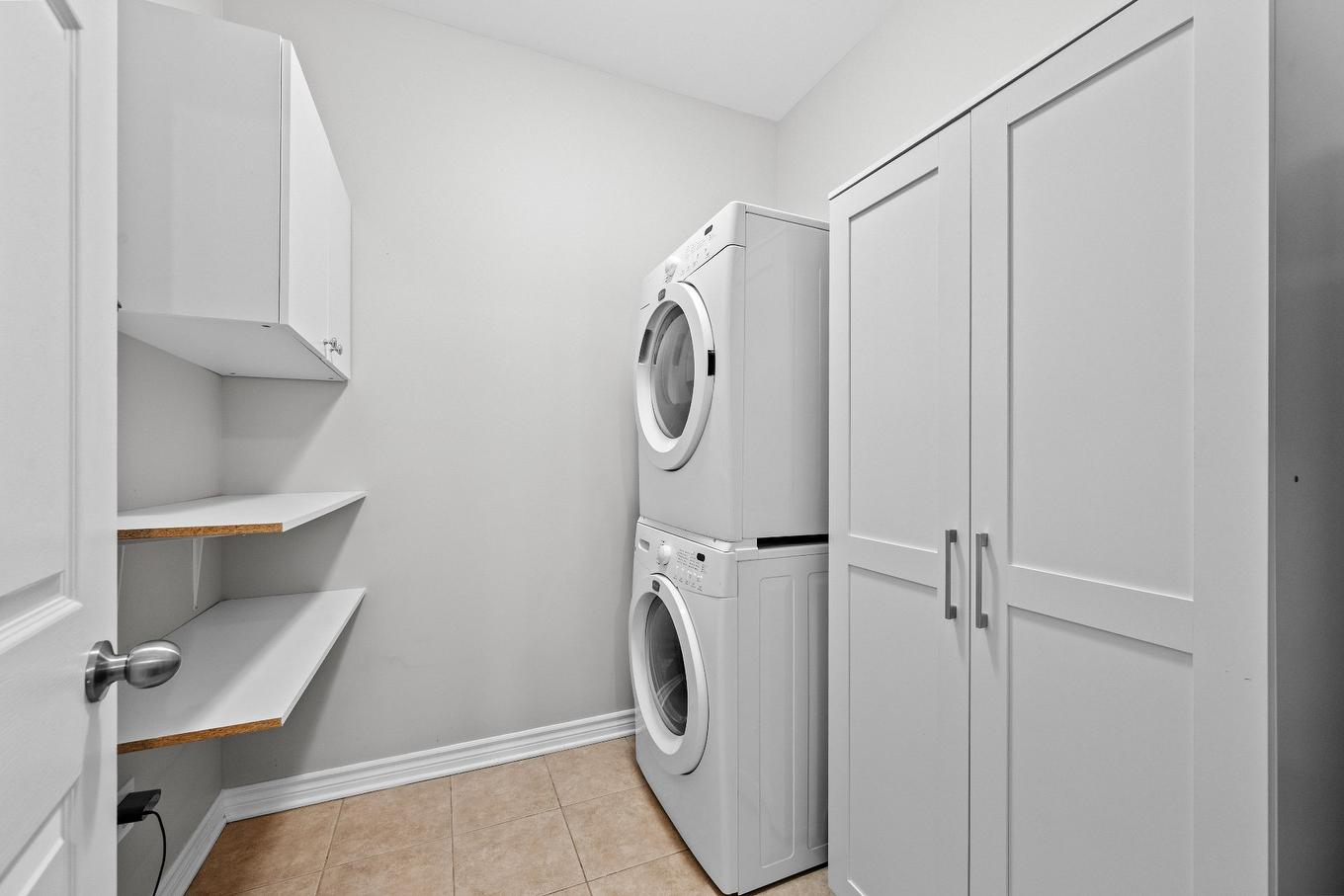 Salle de lavage - 212-110 Av. Du Golf, La Prairie, QC - Indoor Photo Showing Laundry Room