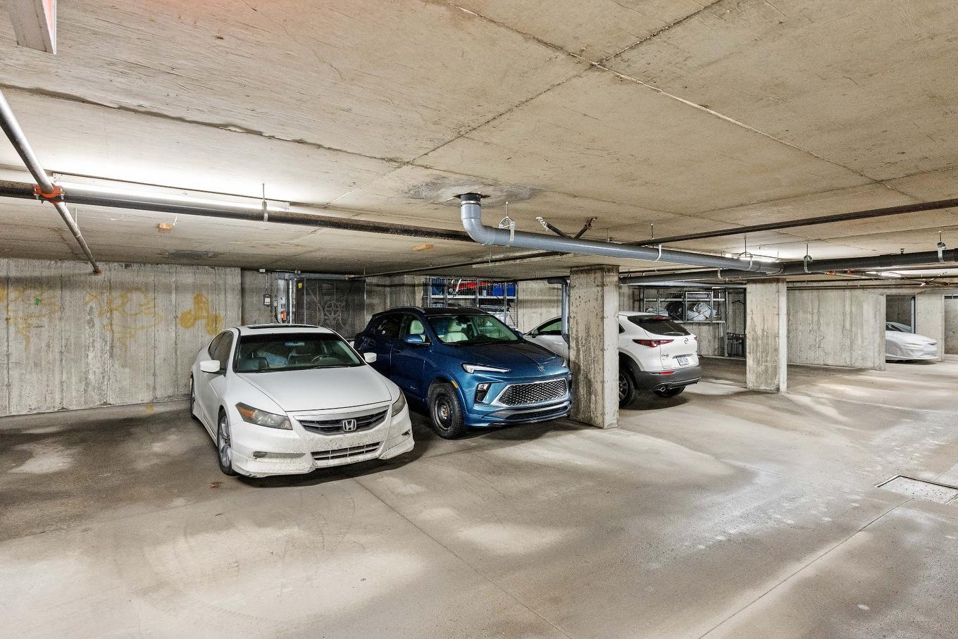 Garage - 212-110 Av. Du Golf, La Prairie, QC - Indoor Photo Showing Garage