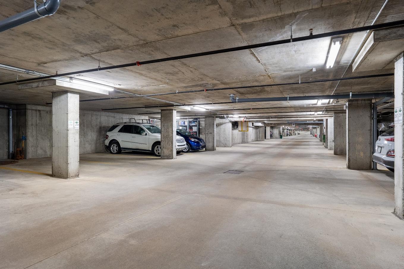 Garage - 212-110 Av. Du Golf, La Prairie, QC - Indoor Photo Showing Garage