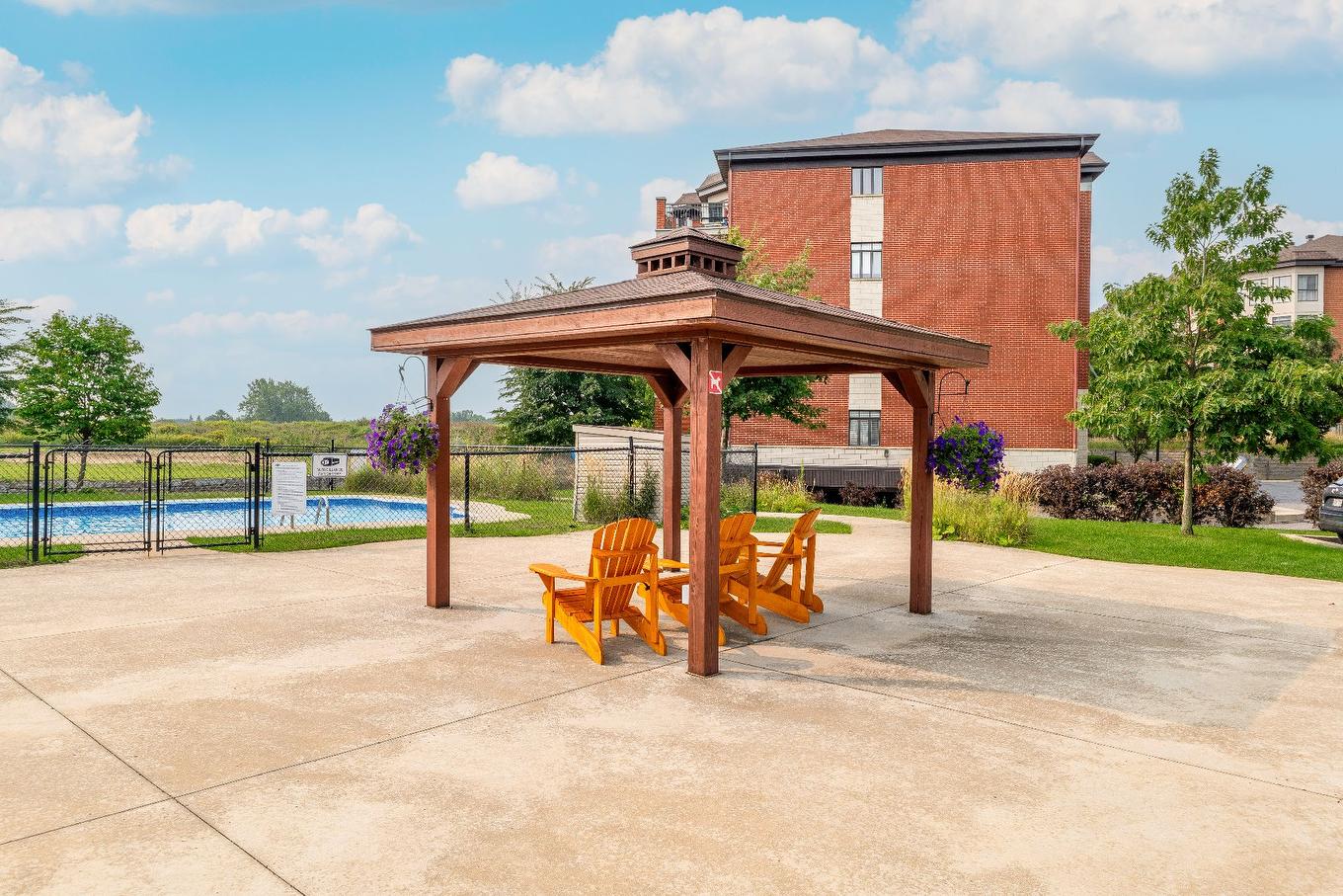 Terrasse - 212-110 Av. Du Golf, La Prairie, QC - Outdoor With In Ground Pool