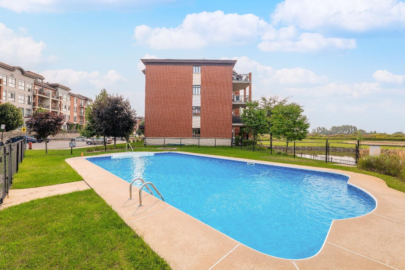 Piscine - 212-110 Av. Du Golf, La Prairie, QC - Outdoor With In Ground Pool With Backyard