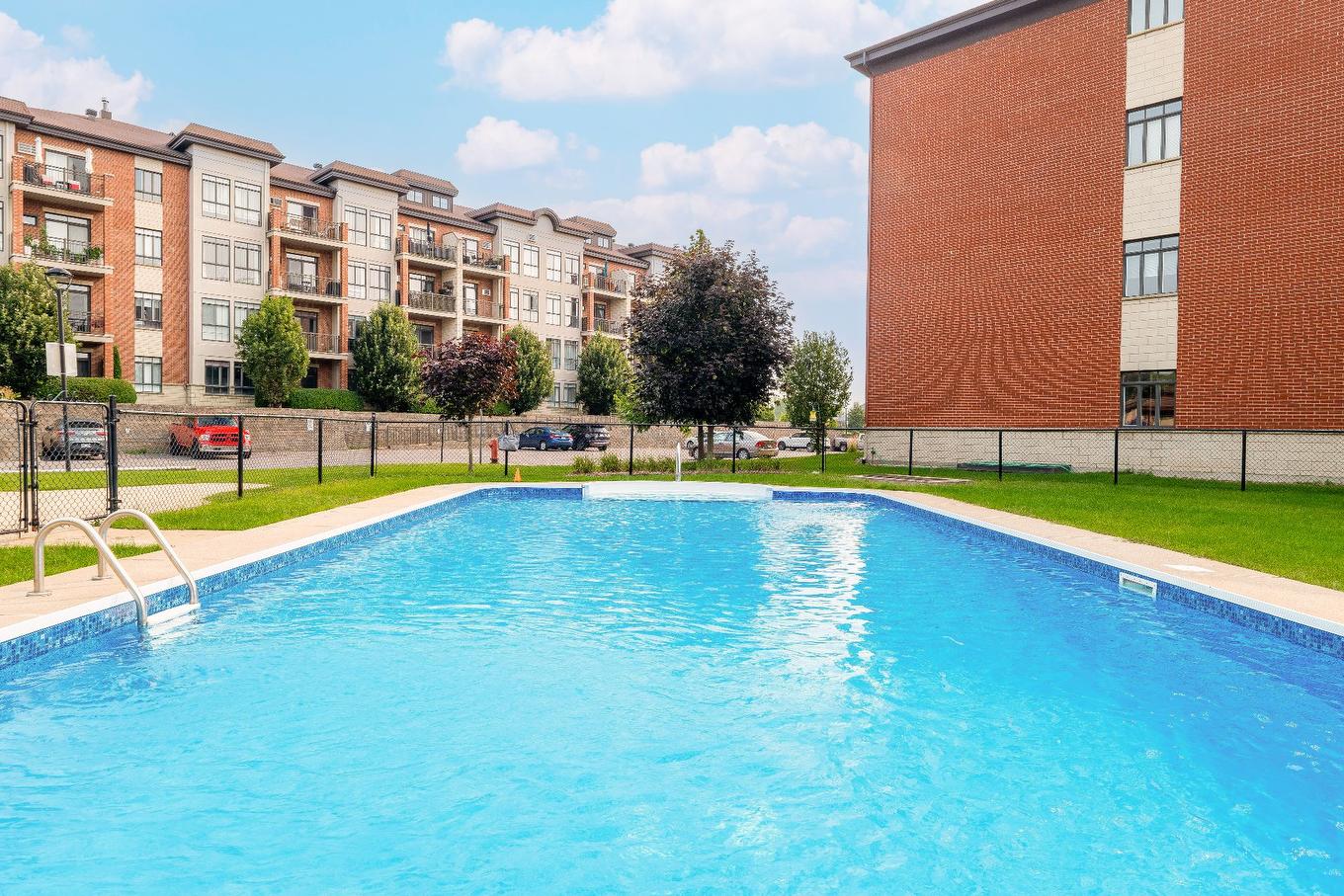 Piscine - 212-110 Av. Du Golf, La Prairie, QC - Outdoor With In Ground Pool