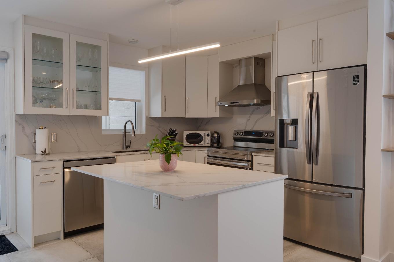 Kitchen - 208-18495 Rue J.-A.-Bombardier, Mirabel, QC - Indoor Photo Showing Kitchen With Upgraded Kitchen