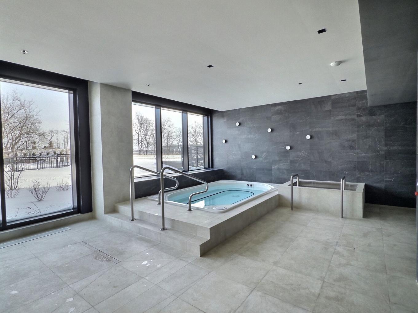 Hot tub - 1005-399 Rue De La Rotonde, Montréal (Verdun/Île-Des-Soeurs), QC - Indoor Photo Showing Other Room