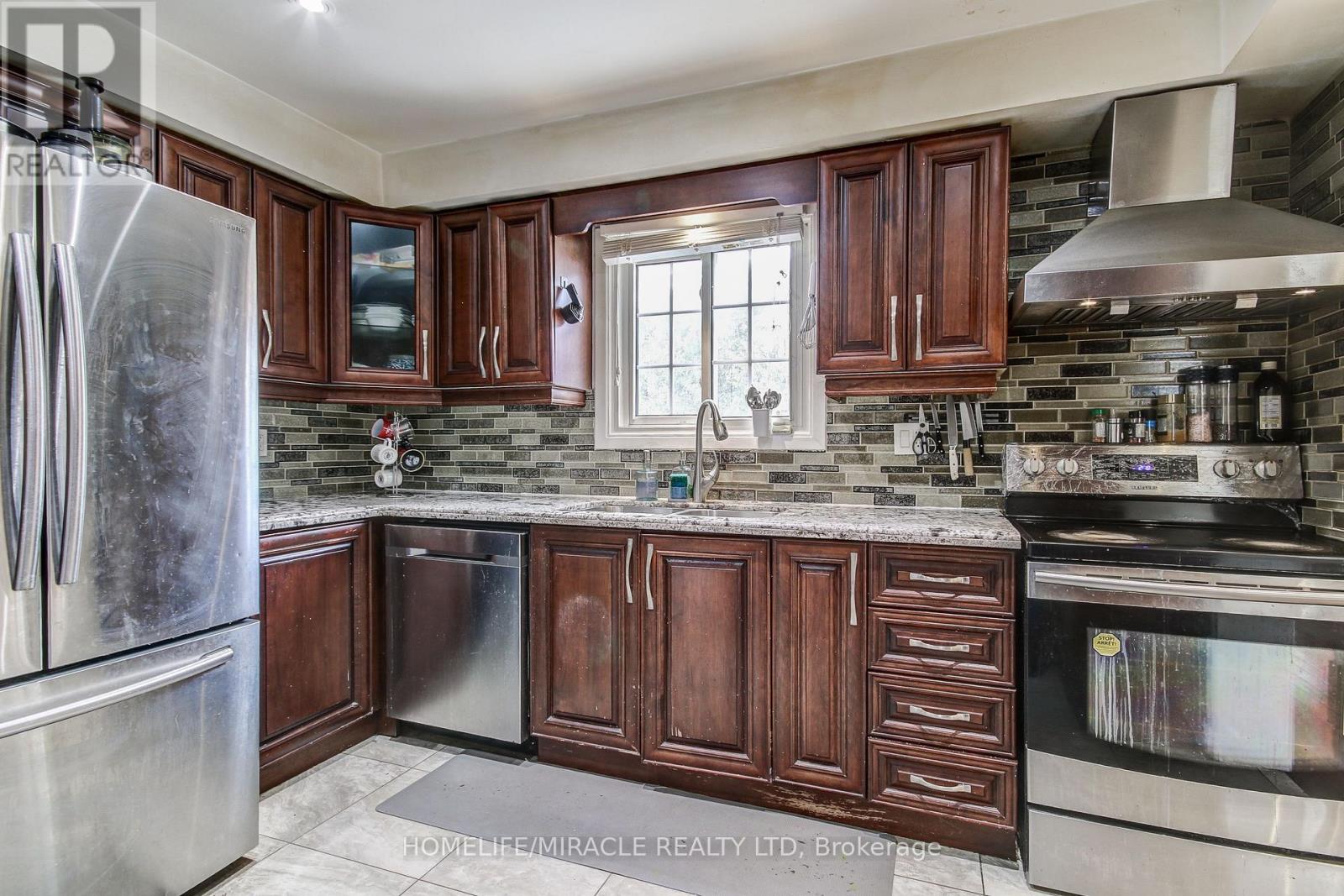 3124 Patrick Crescent, Mississauga, ON - Indoor Photo Showing Kitchen With Double Sink