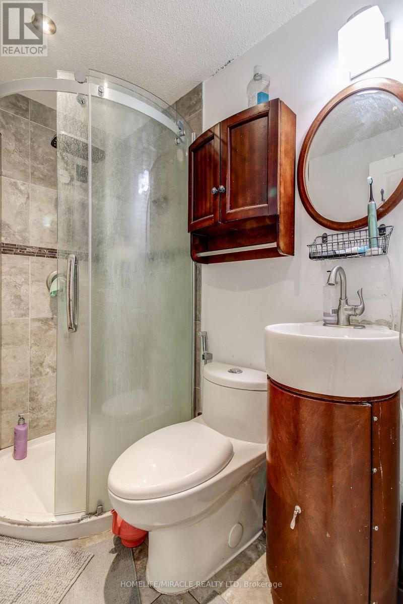 3124 Patrick Crescent, Mississauga, ON - Indoor Photo Showing Bathroom
