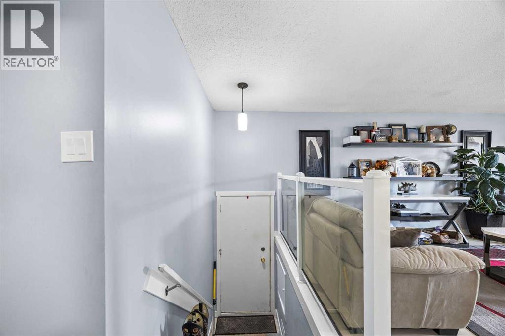Unit 4 entrance - 11254 6 Street Sw, Calgary, AB - Indoor