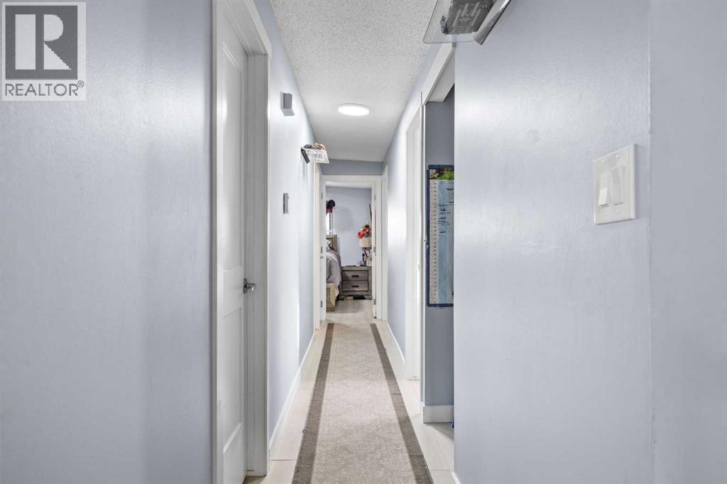 11254 6 Street Sw, Calgary, AB - Indoor Photo Showing Other Room