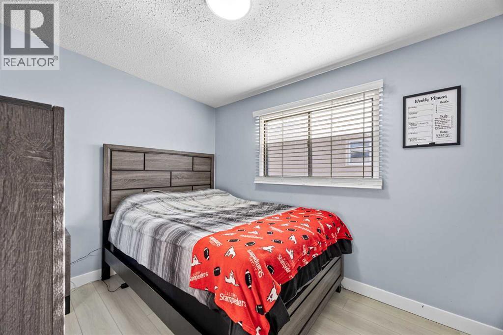 unit 4 bedroom 1 - 11254 6 Street Sw, Calgary, AB - Indoor Photo Showing Bedroom