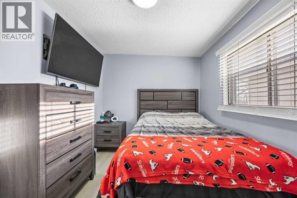 11254 6 Street Sw, Calgary, AB - Indoor Photo Showing Bedroom