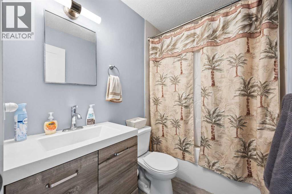 fully renovated bathroom in unit 4 - 11254 6 Street Sw, Calgary, AB - Indoor Photo Showing Bathroom
