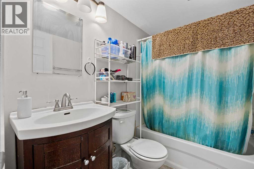 renovated bath in unit 3 - 11254 6 Street Sw, Calgary, AB - Indoor Photo Showing Bathroom