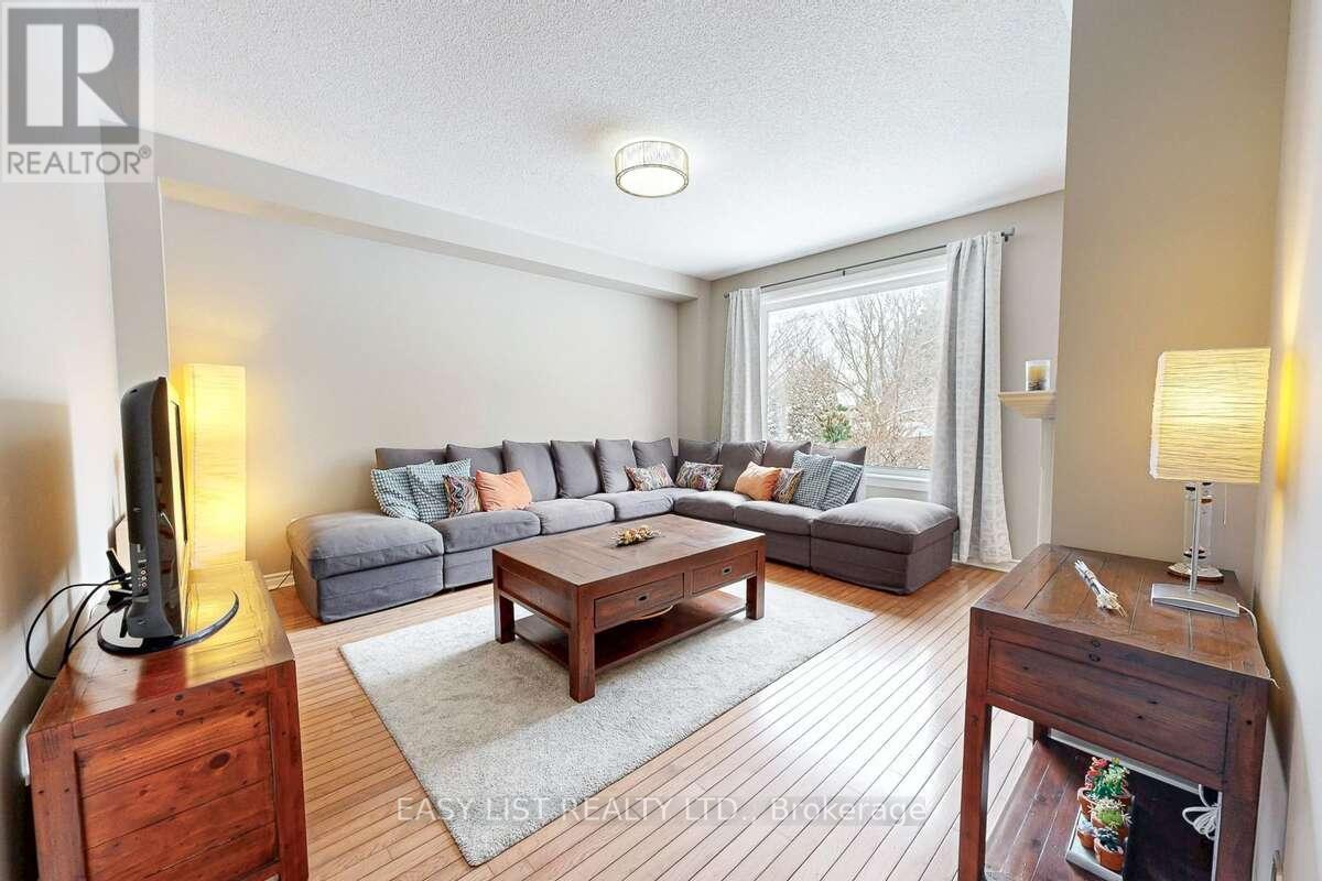37 Nevada Crescent, Vaughan, ON - Indoor Photo Showing Living Room