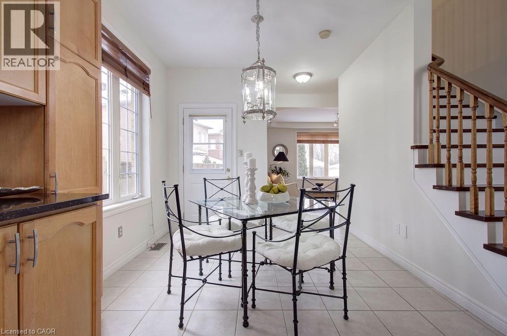 2446 Sutton Drive, Burlington, ON - Indoor Photo Showing Dining Room
