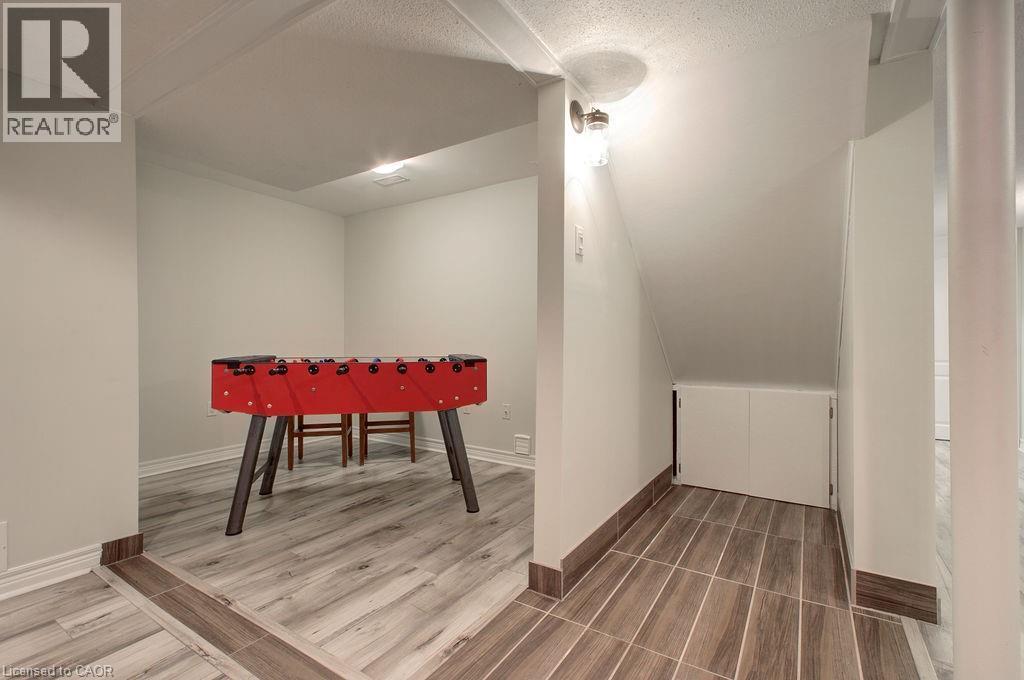 2446 Sutton Drive, Burlington, ON - Indoor Photo Showing Other Room