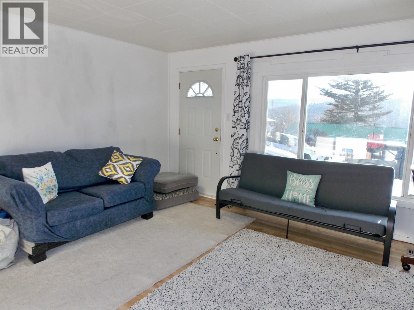 1196 N 2Nd Avenue, Williams Lake, BC - Indoor Photo Showing Living Room