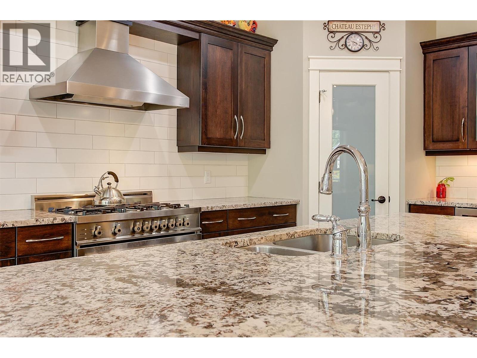 2423 Paramount Drive, West Kelowna, BC - Indoor Photo Showing Kitchen With Double Sink With Upgraded Kitchen