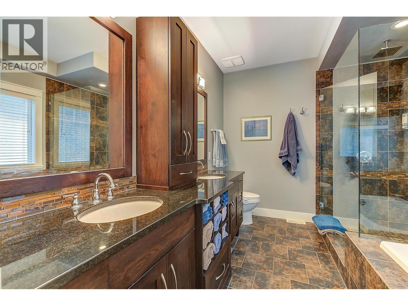 2423 Paramount Drive, West Kelowna, BC - Indoor Photo Showing Bathroom