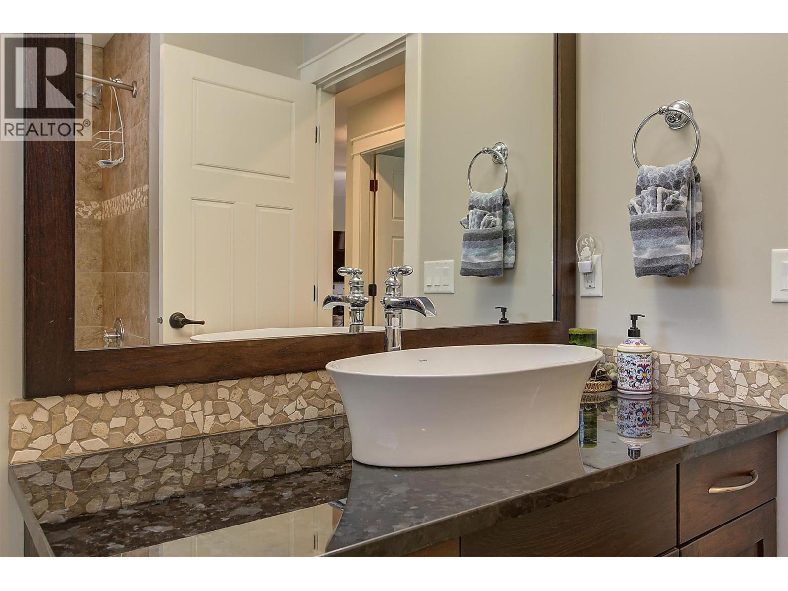 2423 Paramount Drive, West Kelowna, BC - Indoor Photo Showing Bathroom