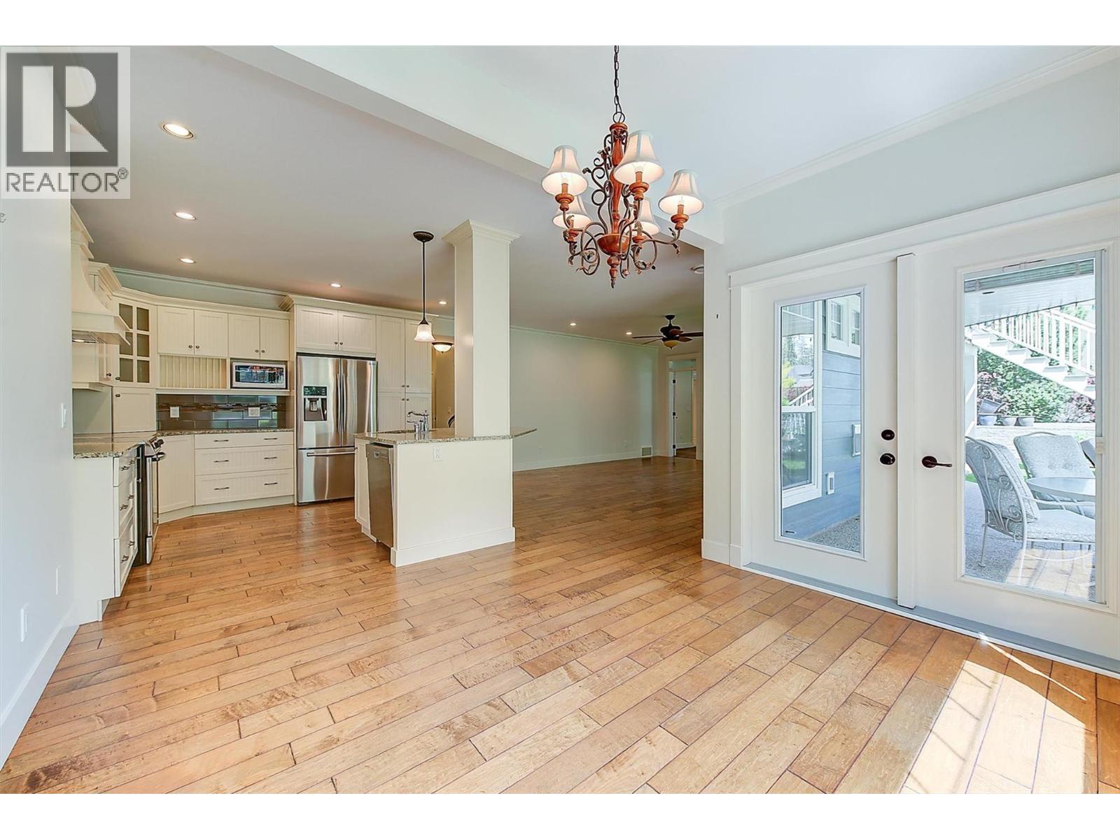 2423 Paramount Drive, West Kelowna, BC - Indoor Photo Showing Kitchen