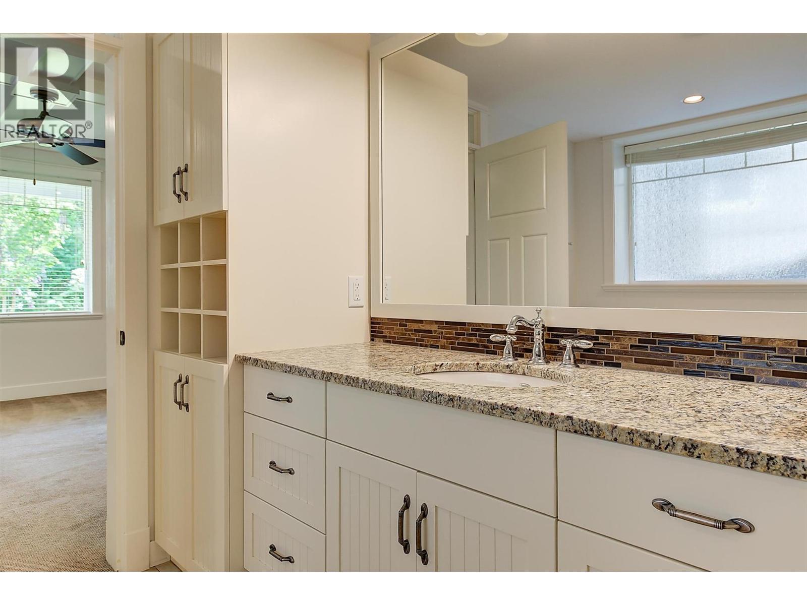 2423 Paramount Drive, West Kelowna, BC - Indoor Photo Showing Bathroom