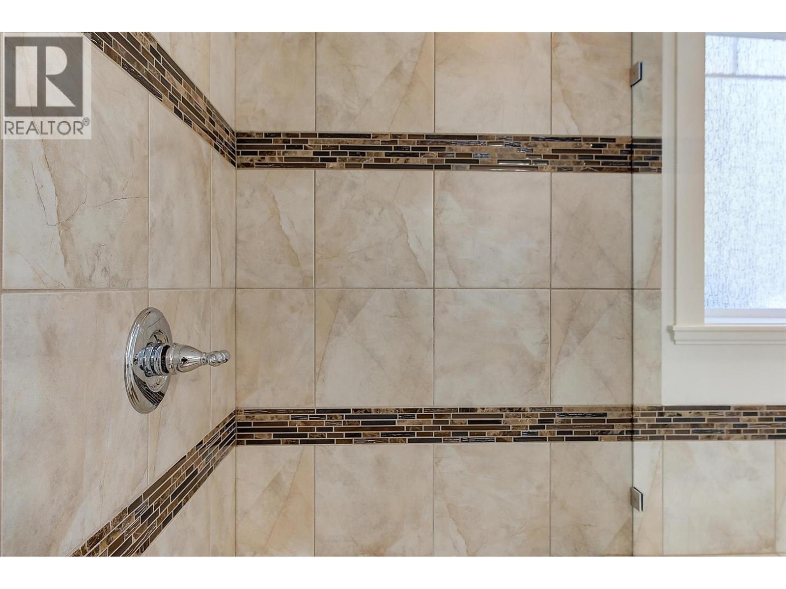 2423 Paramount Drive, West Kelowna, BC - Indoor Photo Showing Bathroom