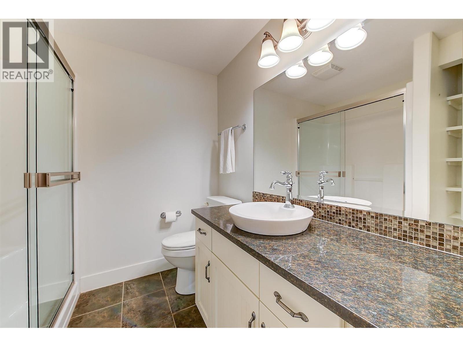 2423 Paramount Drive, West Kelowna, BC - Indoor Photo Showing Bathroom