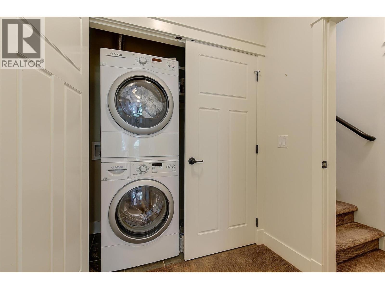 2423 Paramount Drive, West Kelowna, BC - Indoor Photo Showing Laundry Room