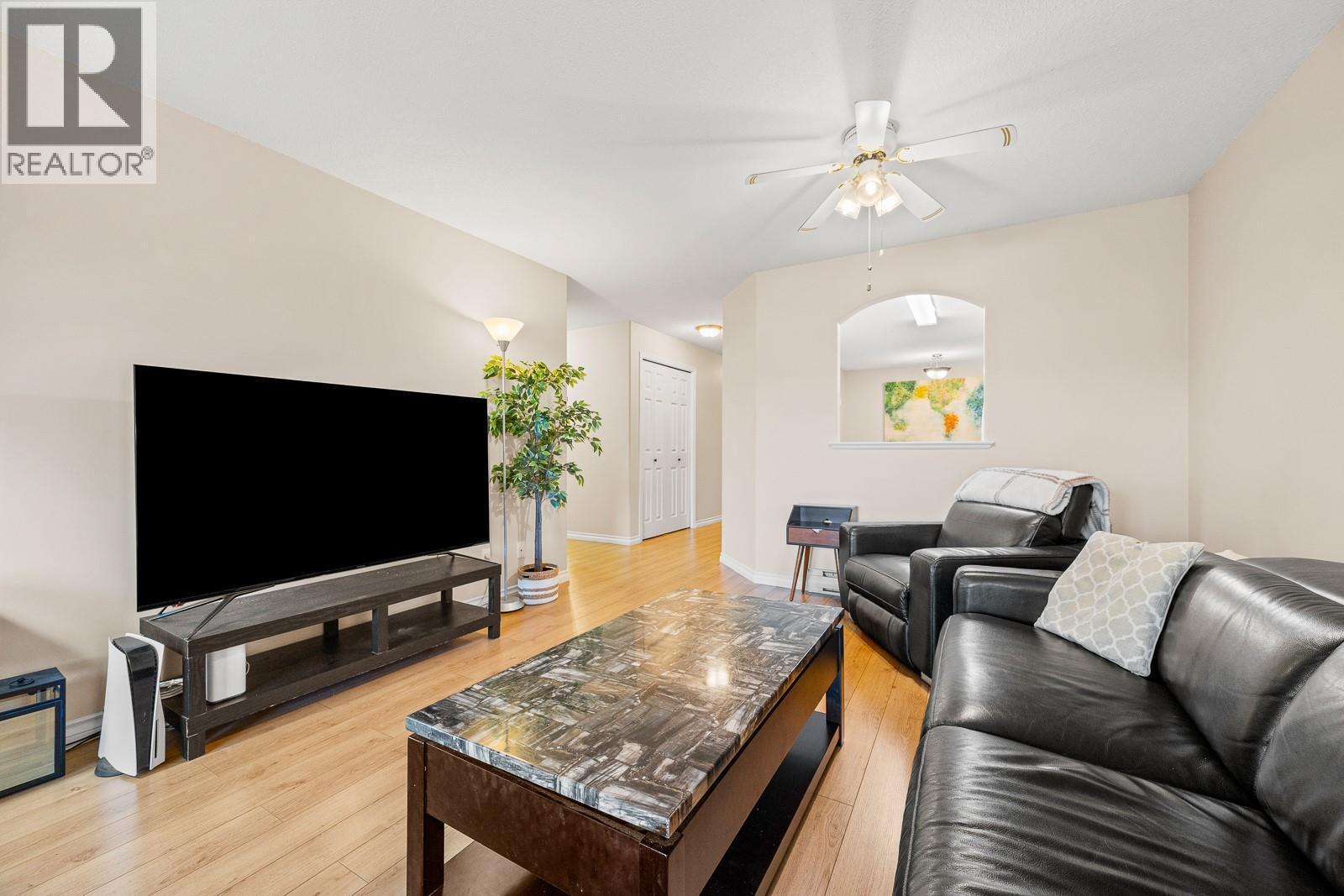 555 Houghton Road Unit# 206, Kelowna, BC - Indoor Photo Showing Living Room