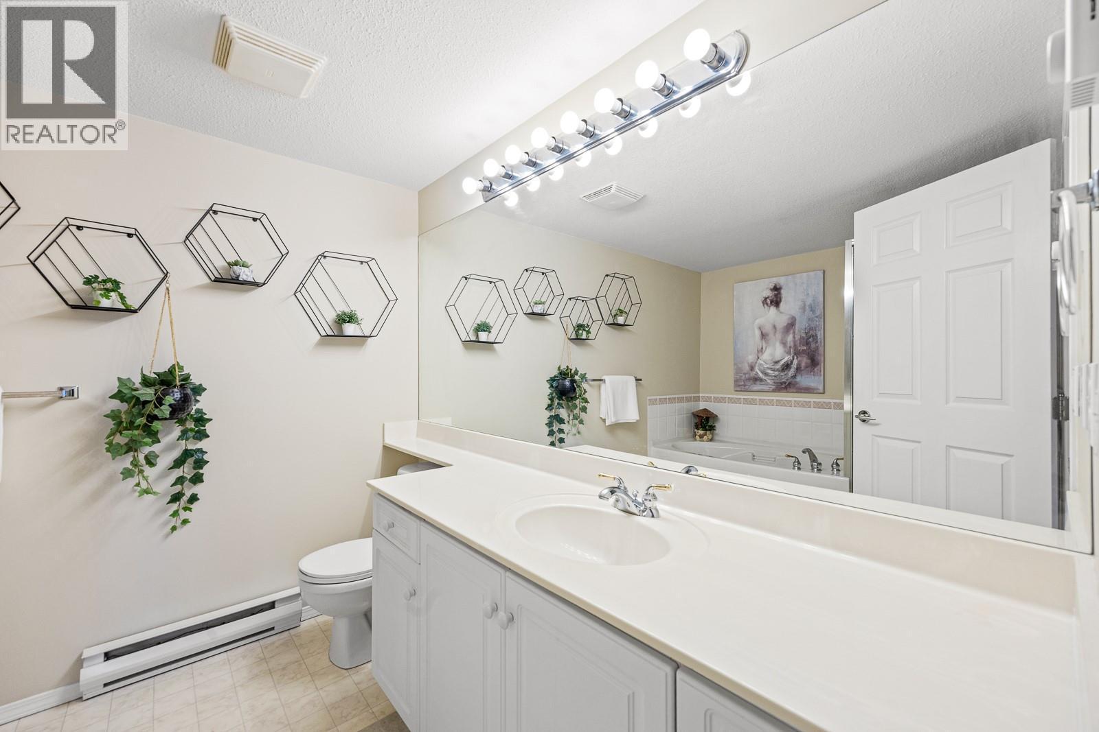 555 Houghton Road Unit# 206, Kelowna, BC - Indoor Photo Showing Bathroom