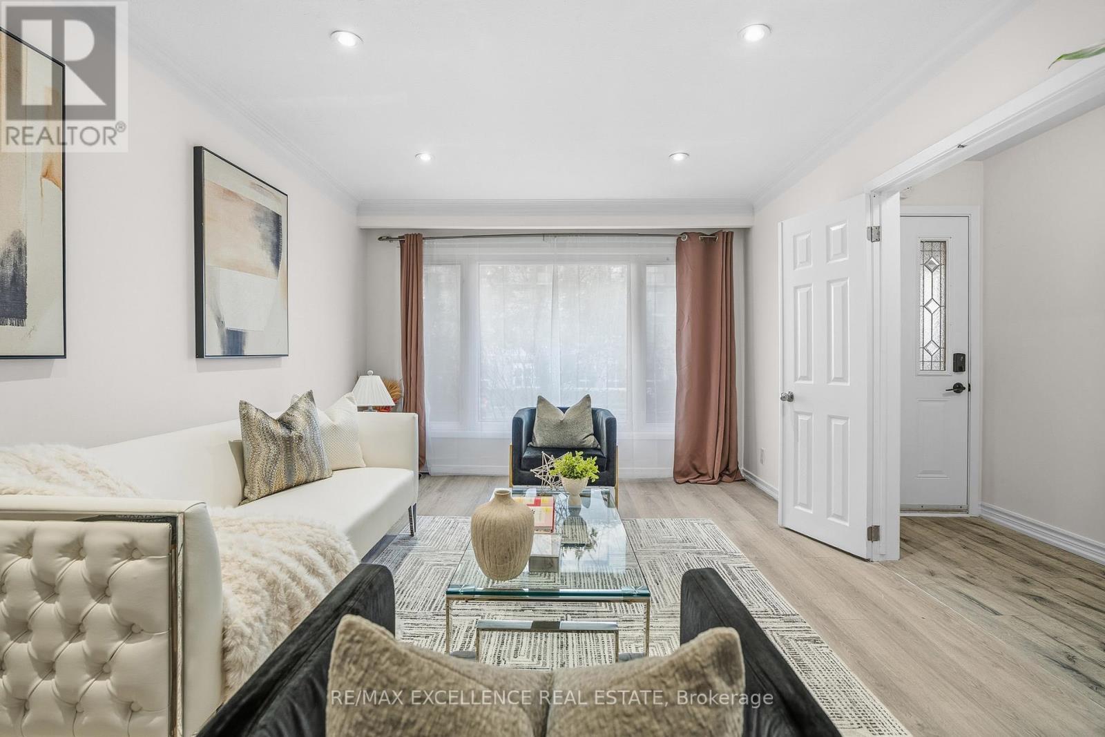 45 Stevenson Road N, Oshawa, ON - Indoor Photo Showing Living Room