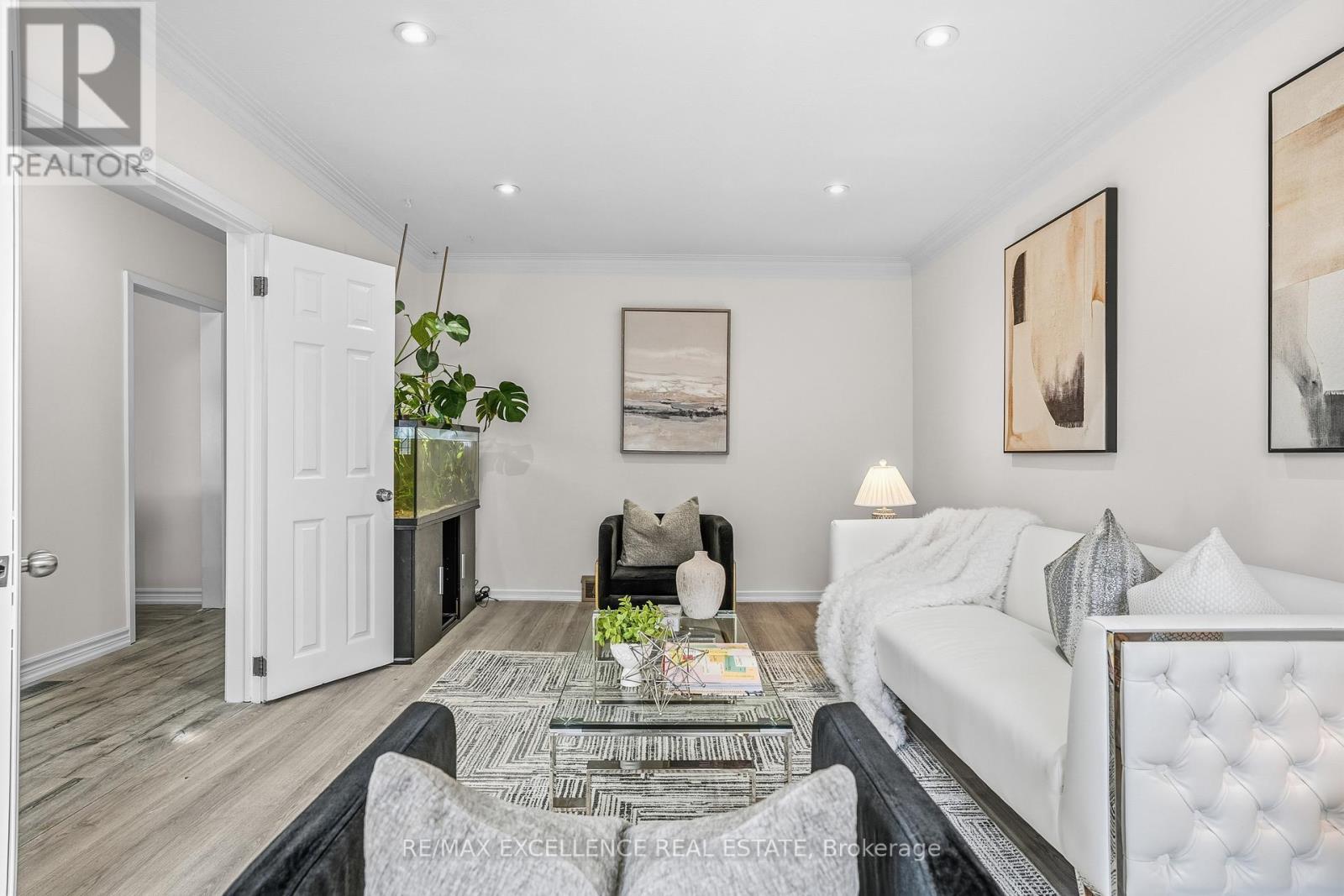 45 Stevenson Road N, Oshawa, ON - Indoor Photo Showing Living Room