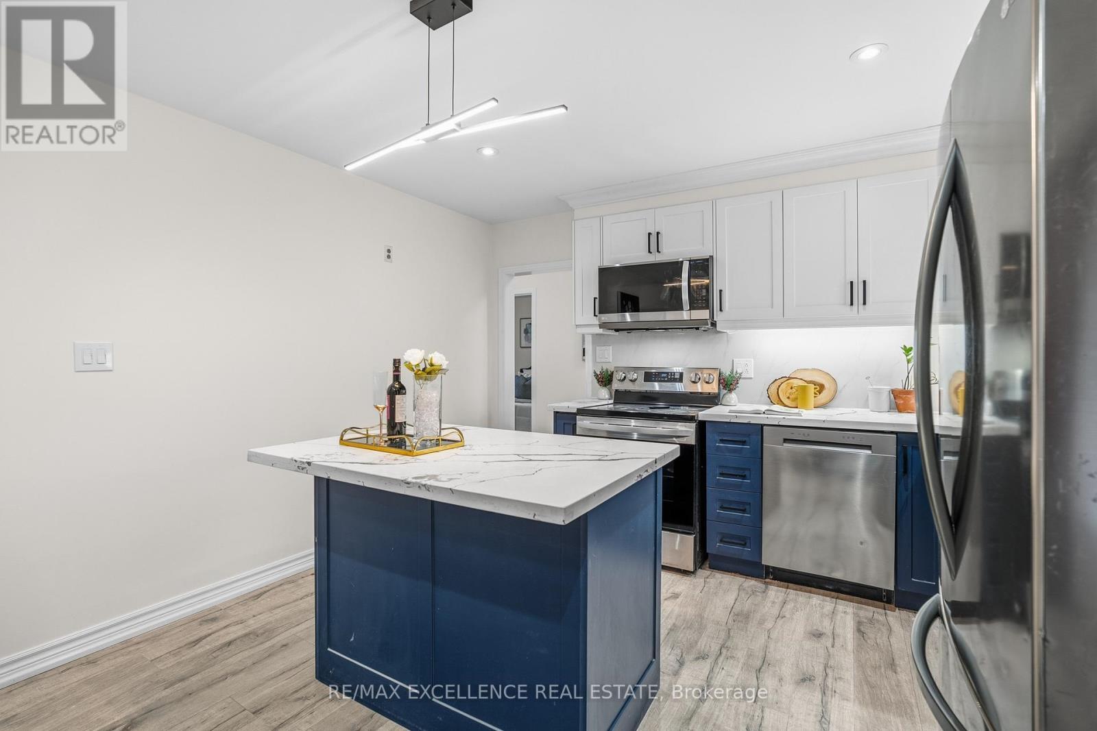 45 Stevenson Road N, Oshawa, ON - Indoor Photo Showing Kitchen With Upgraded Kitchen