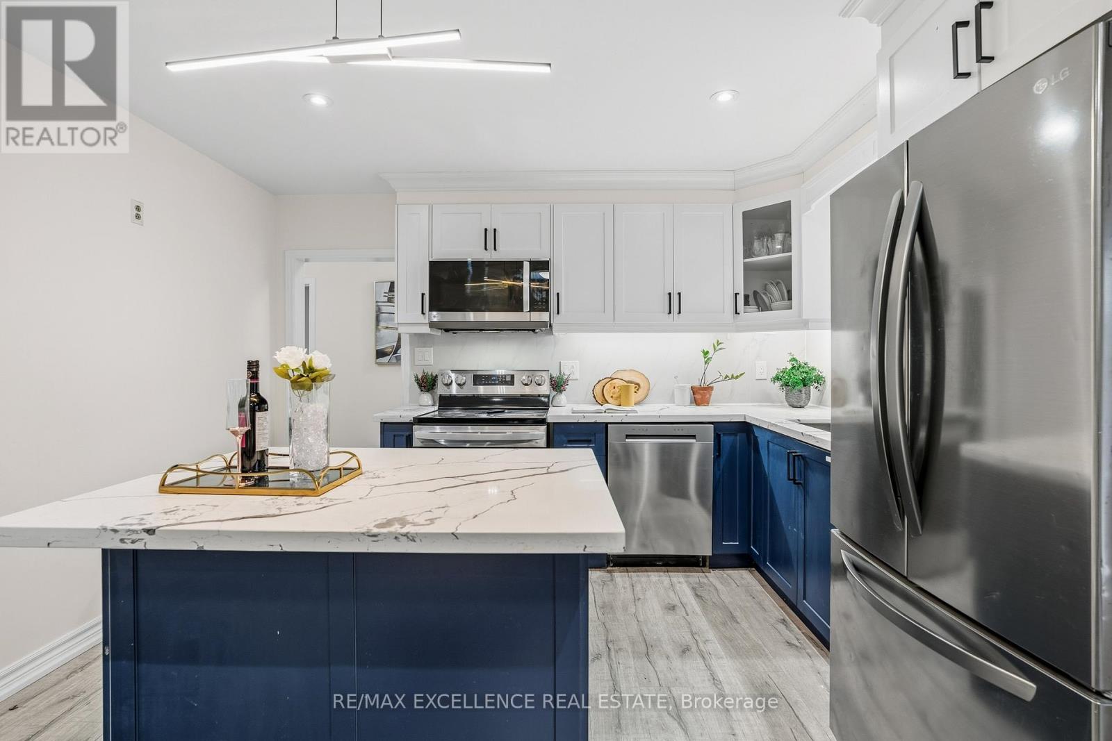 45 Stevenson Road N, Oshawa, ON - Indoor Photo Showing Kitchen With Upgraded Kitchen