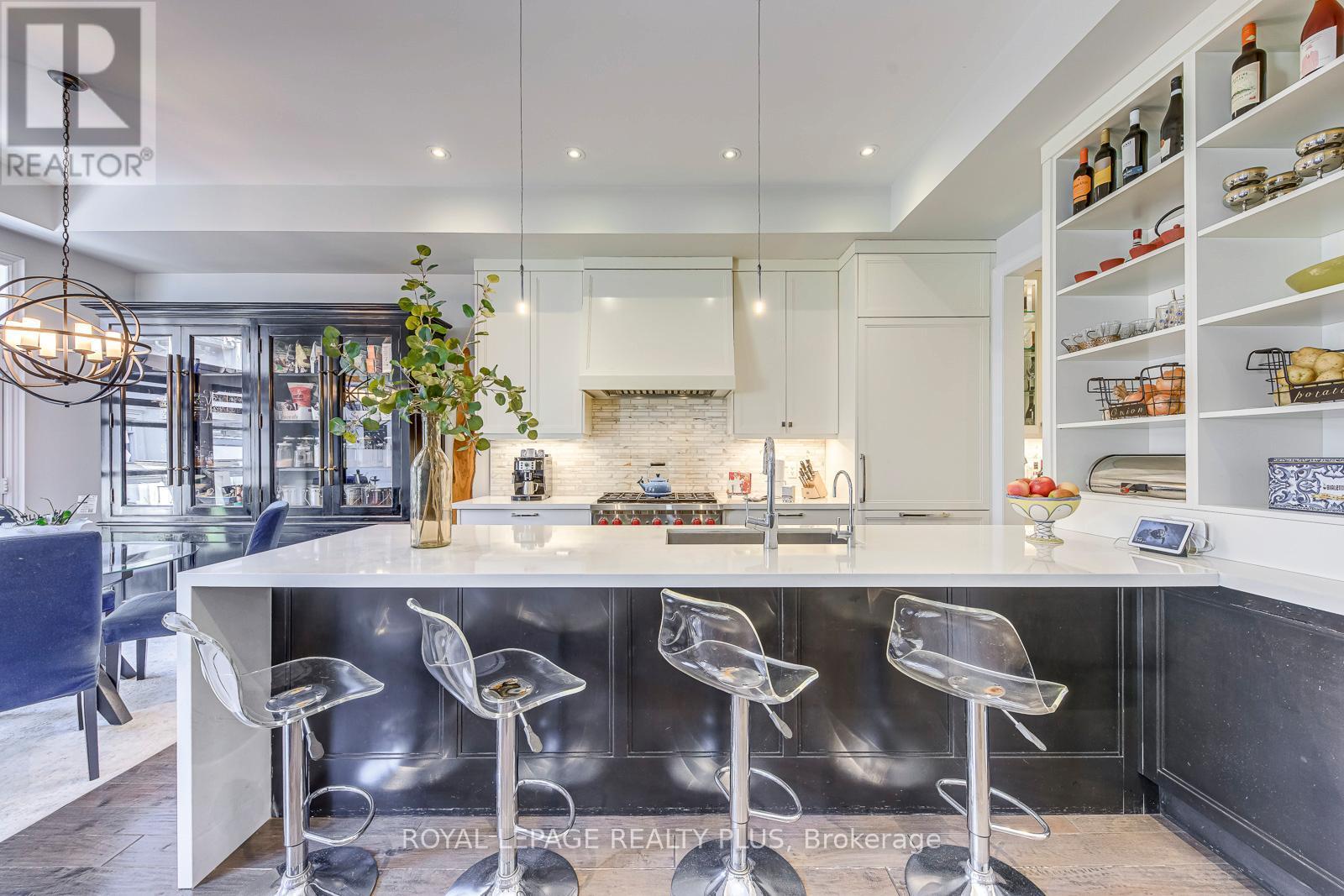 221 Hanover Street, Oakville, ON - Indoor Photo Showing Kitchen With Upgraded Kitchen