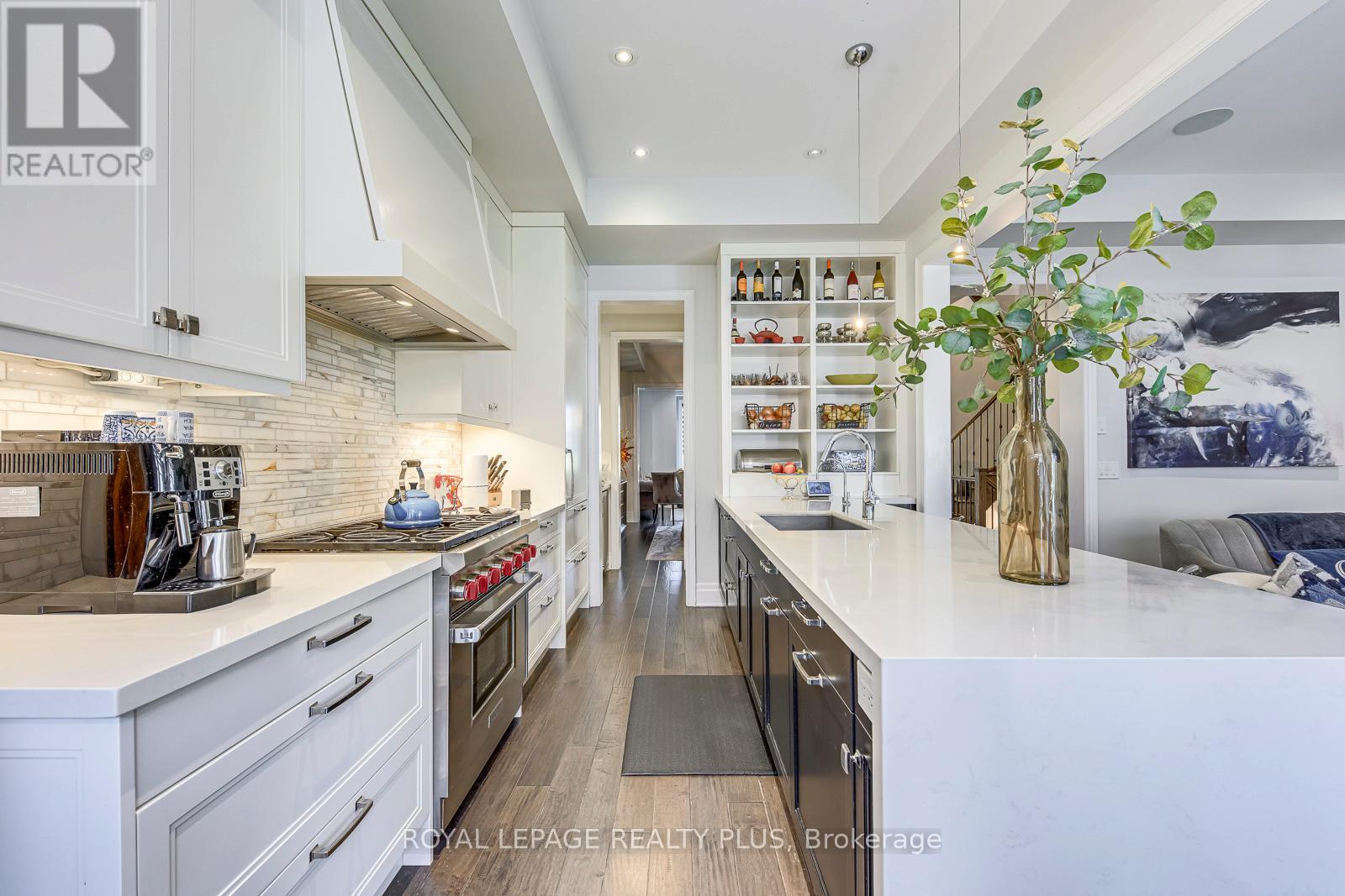 221 Hanover Street, Oakville, ON - Indoor Photo Showing Kitchen With Upgraded Kitchen