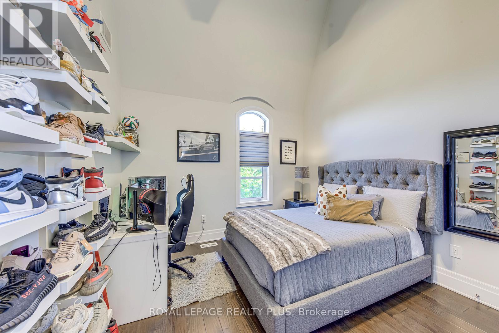 221 Hanover Street, Oakville, ON - Indoor Photo Showing Bedroom