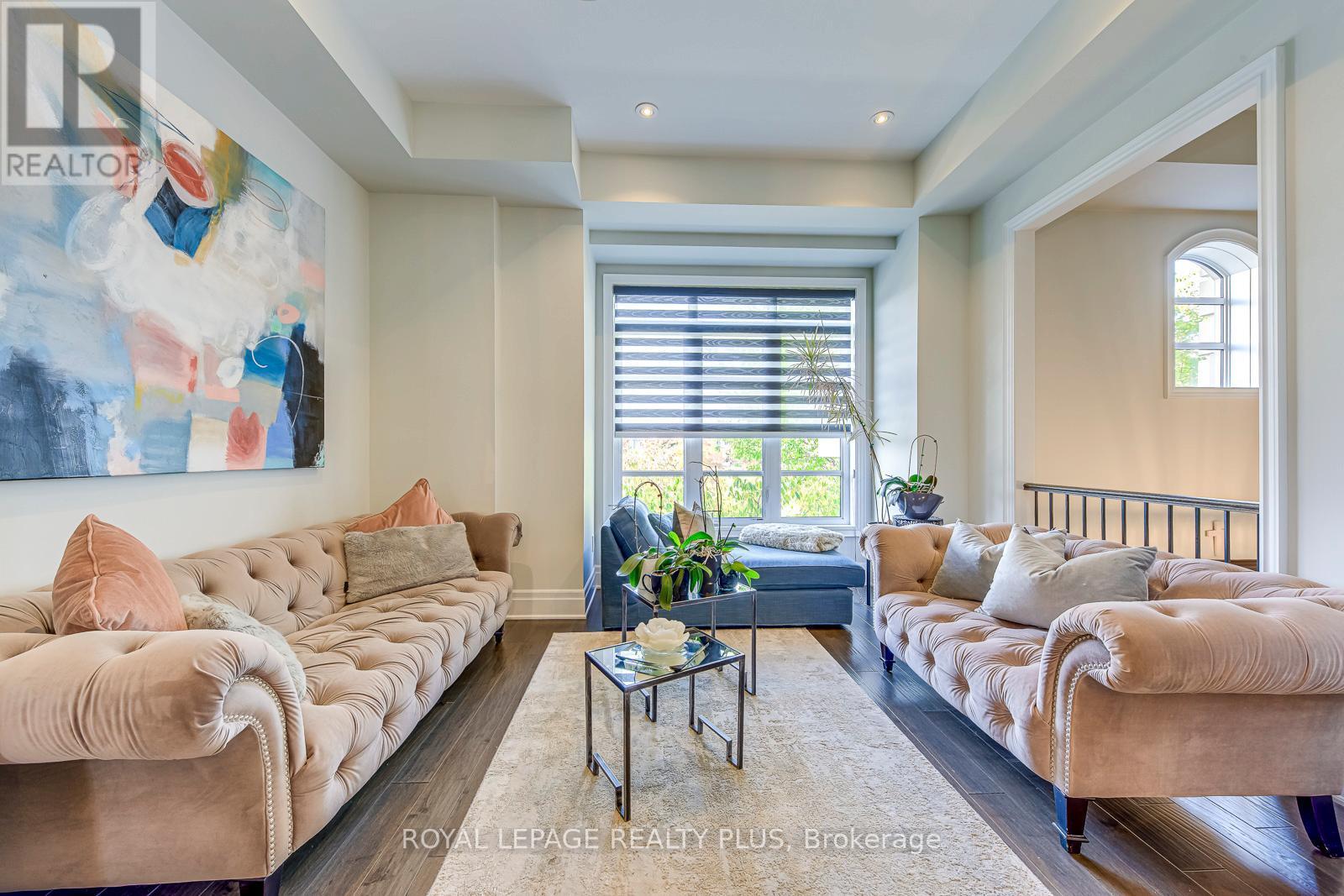 221 Hanover Street, Oakville, ON - Indoor Photo Showing Living Room