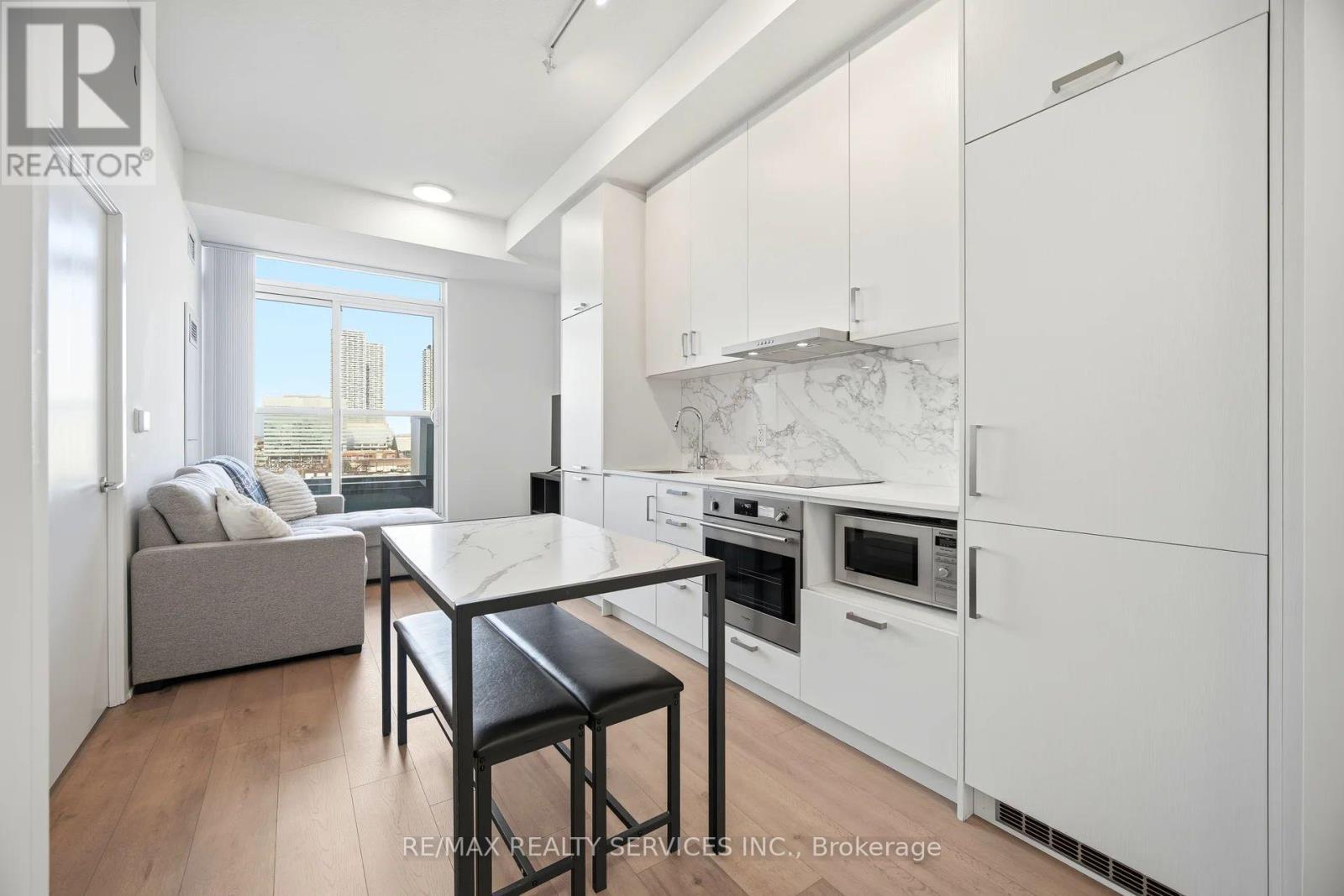 1007 - 60 Honeycrisp Crescent, Vaughan, ON - Indoor Photo Showing Kitchen With Upgraded Kitchen