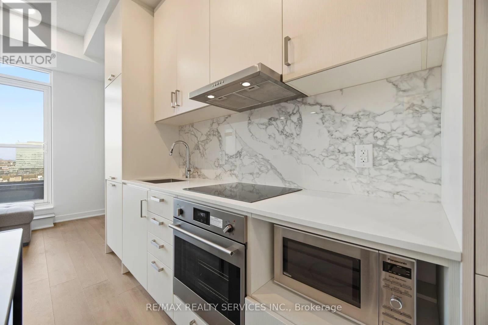 1007 - 60 Honeycrisp Crescent, Vaughan, ON - Indoor Photo Showing Kitchen With Upgraded Kitchen