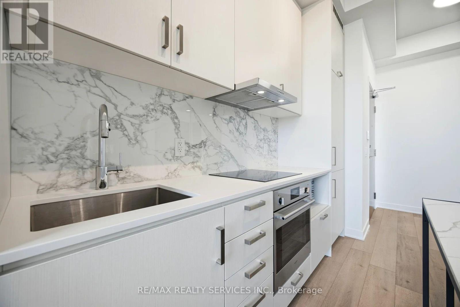 1007 - 60 Honeycrisp Crescent, Vaughan, ON - Indoor Photo Showing Kitchen With Upgraded Kitchen