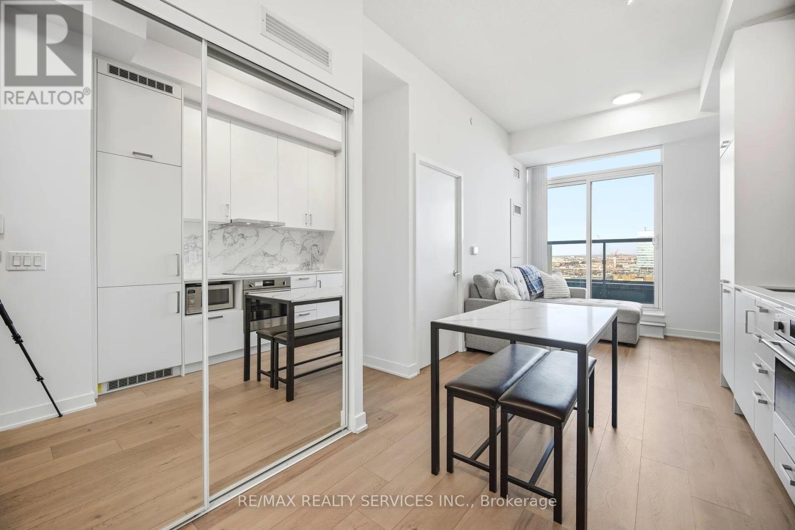 1007 - 60 Honeycrisp Crescent, Vaughan, ON - Indoor