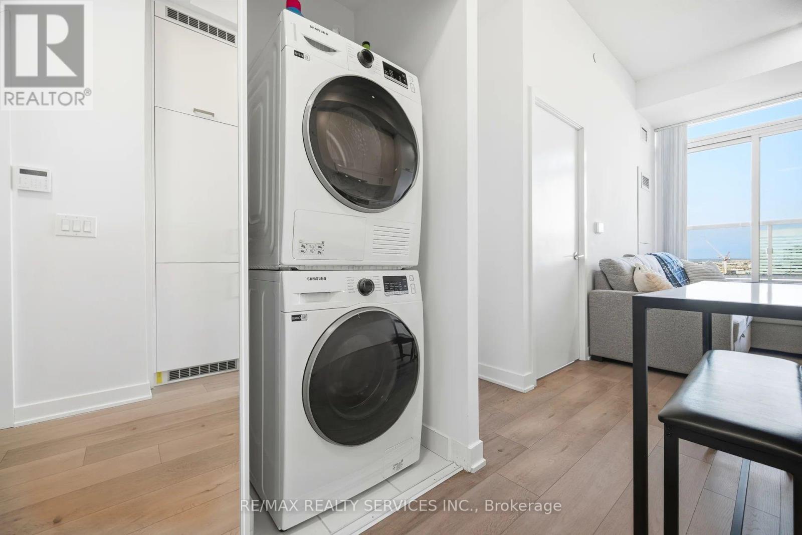 1007 - 60 Honeycrisp Crescent, Vaughan, ON - Indoor Photo Showing Laundry Room