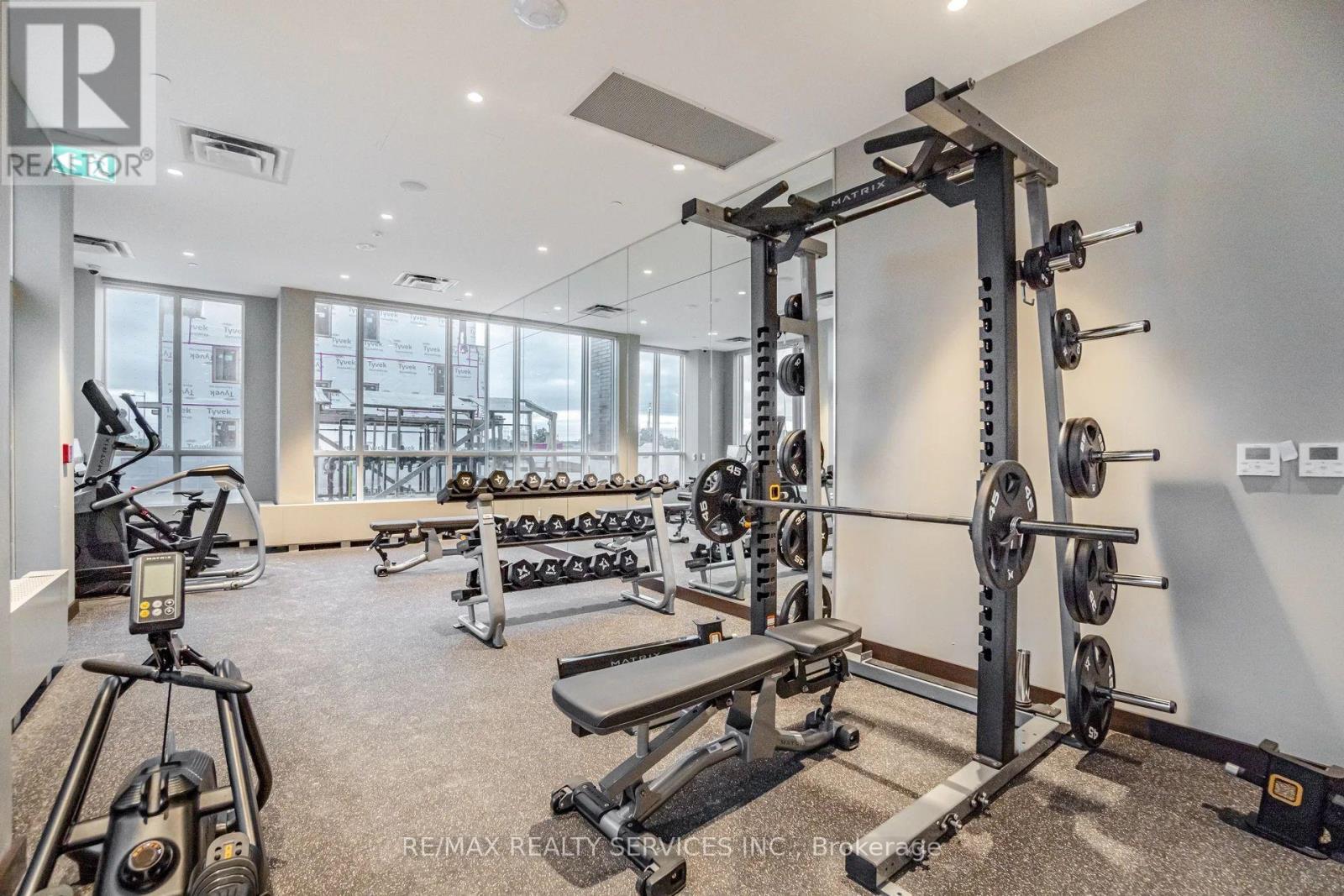 1007 - 60 Honeycrisp Crescent, Vaughan, ON - Indoor Photo Showing Gym Room