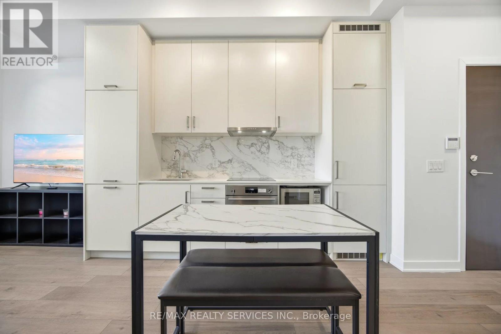 1007 - 60 Honeycrisp Crescent, Vaughan, ON - Indoor Photo Showing Kitchen