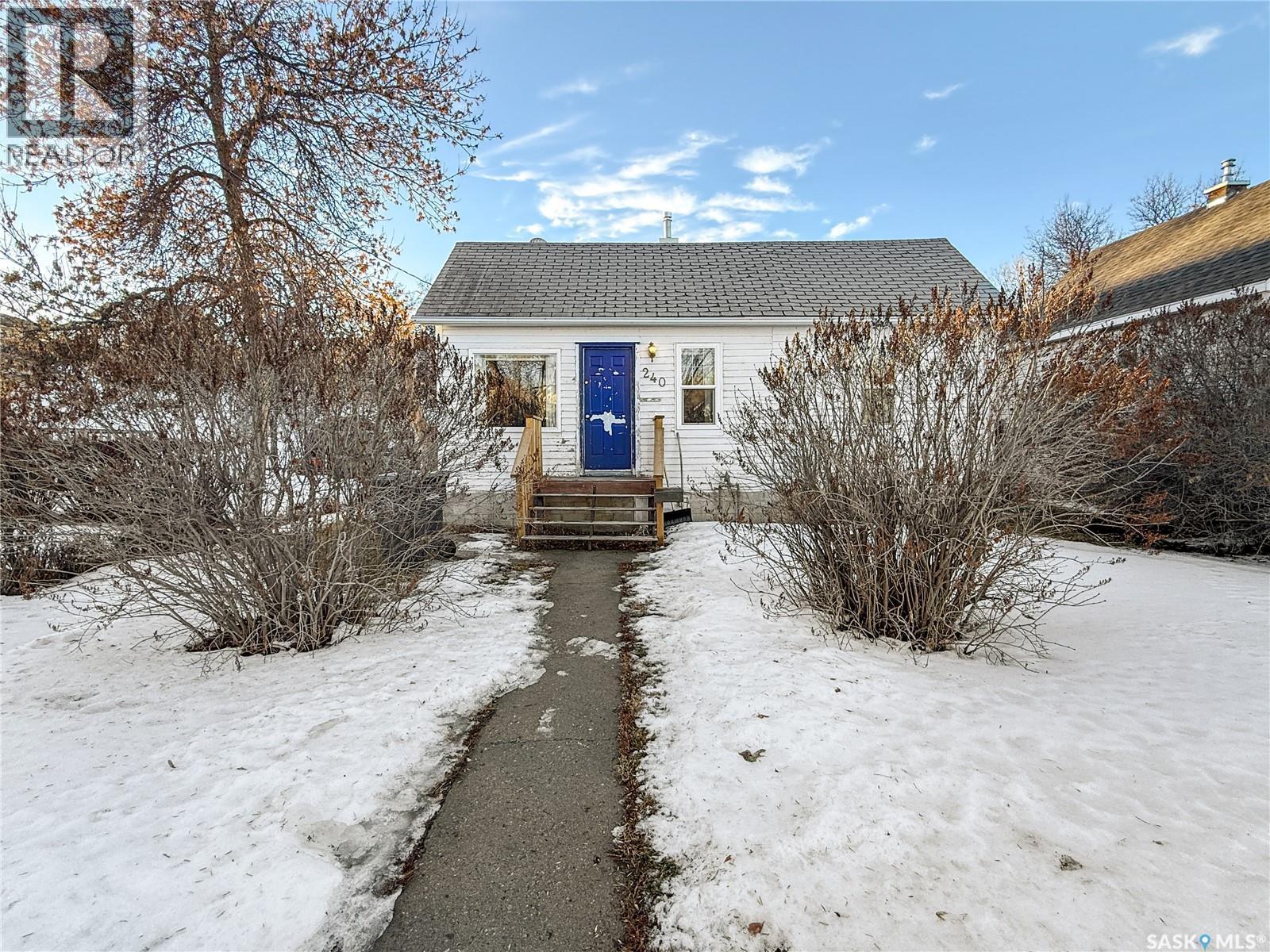 240 8Th Avenue Ne, Swift Current, SK - Outdoor