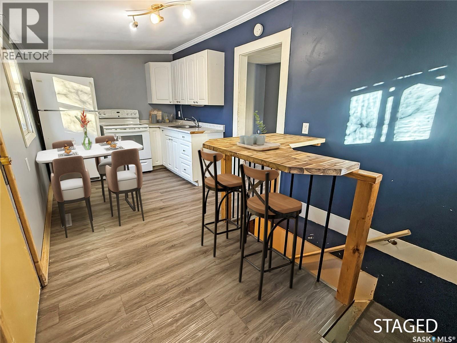 240 8Th Avenue Ne, Swift Current, SK - Indoor Photo Showing Dining Room