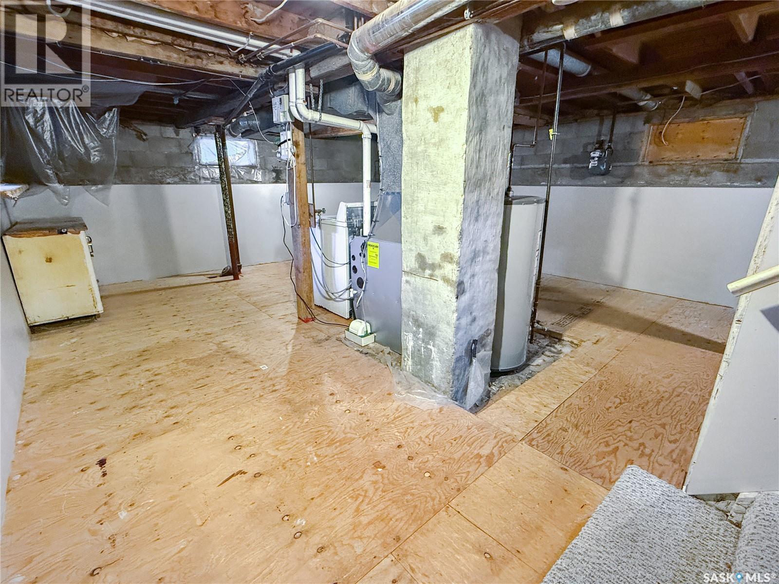 240 8Th Avenue Ne, Swift Current, SK - Indoor Photo Showing Basement
