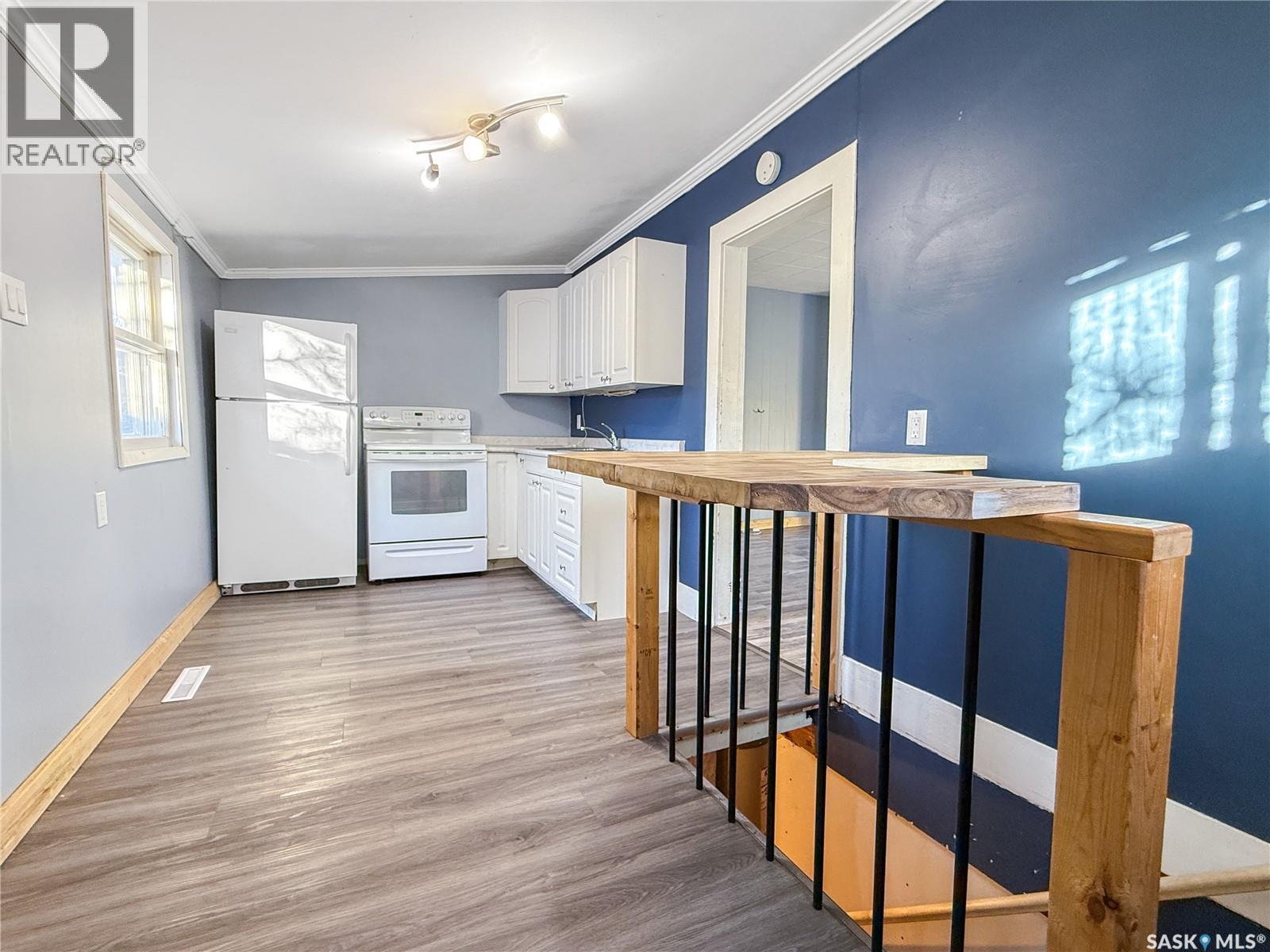 240 8Th Avenue Ne, Swift Current, SK - Indoor Photo Showing Kitchen