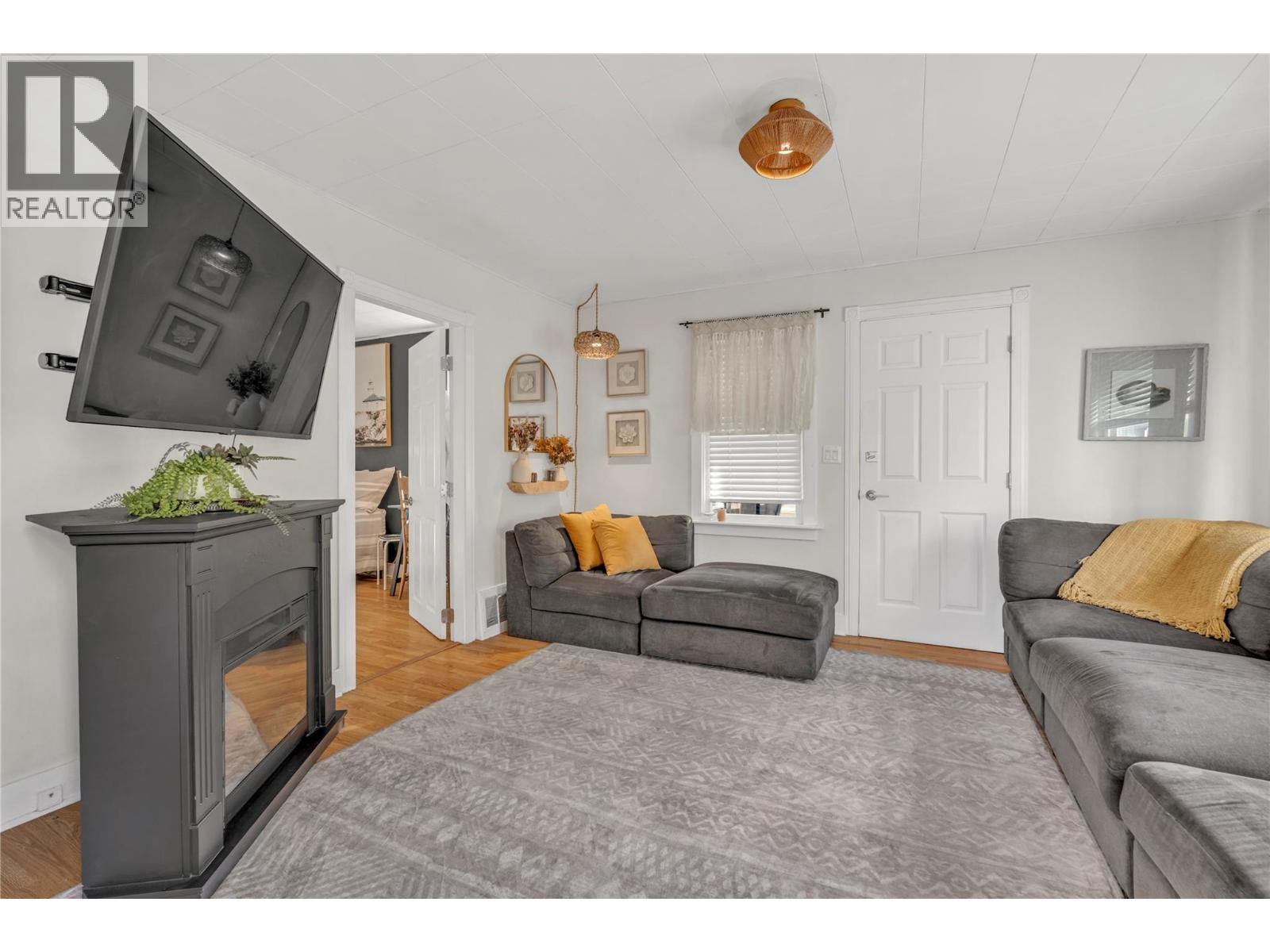 10120 Julia Street, Summerland, BC - Indoor Photo Showing Living Room
